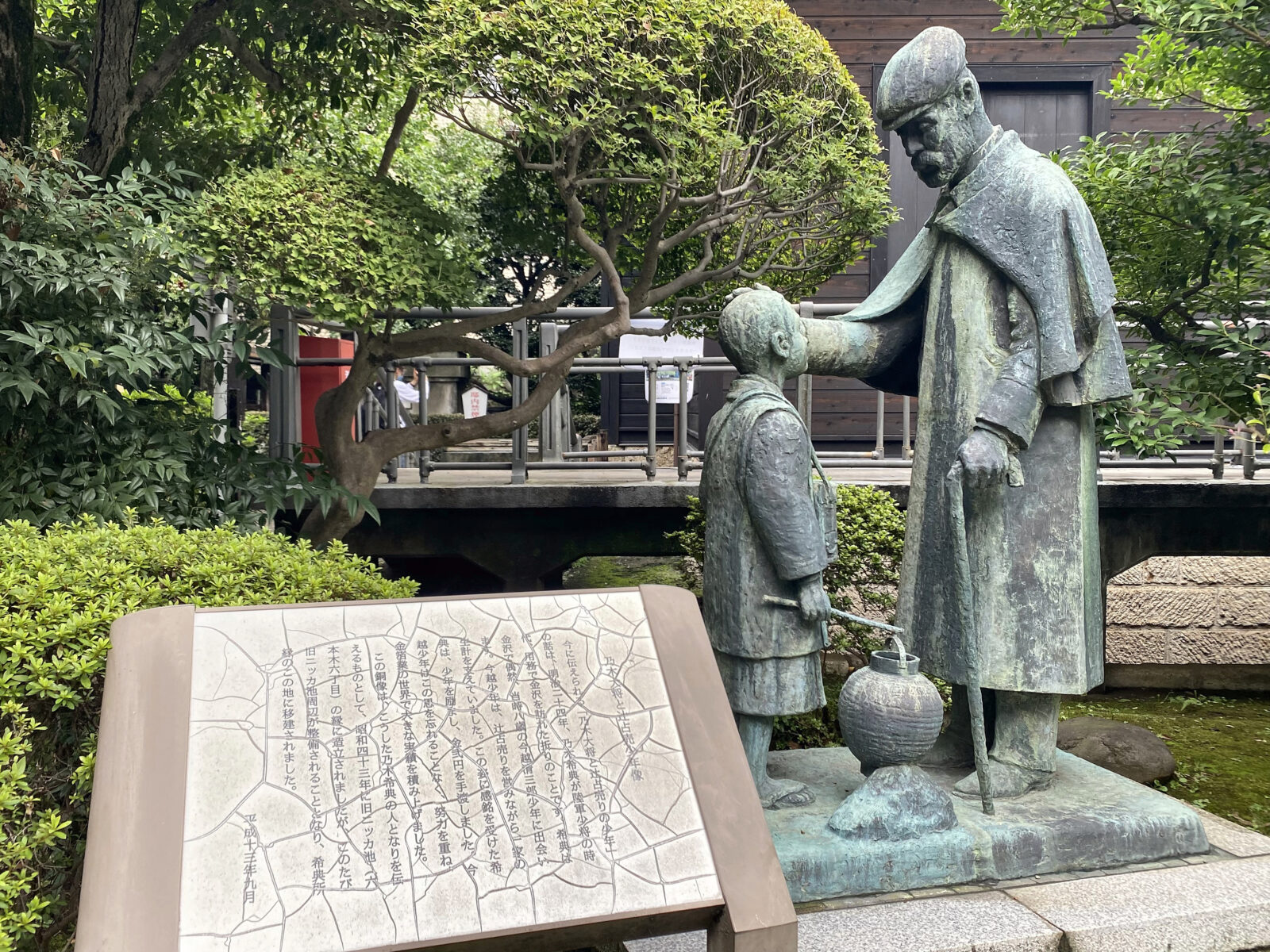 乃木公園にある乃木大将と辻占売少年像