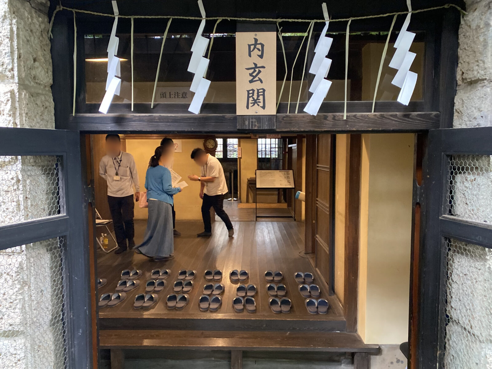 旧乃木邸一般公開で参加者を迎える内玄関