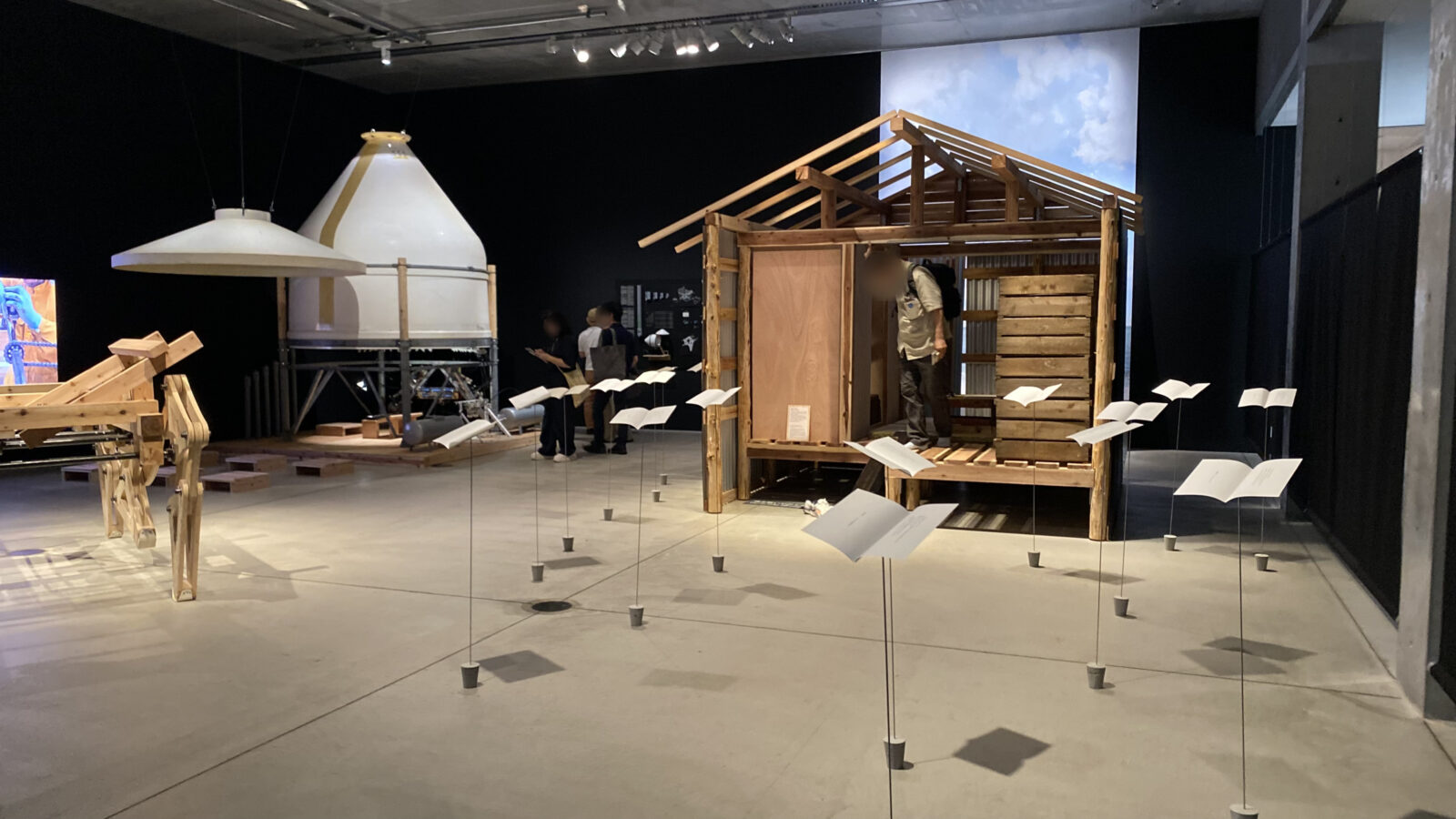 小さな建築作品が並ぶ「方丈記に学ぶ」展のギャラリー2