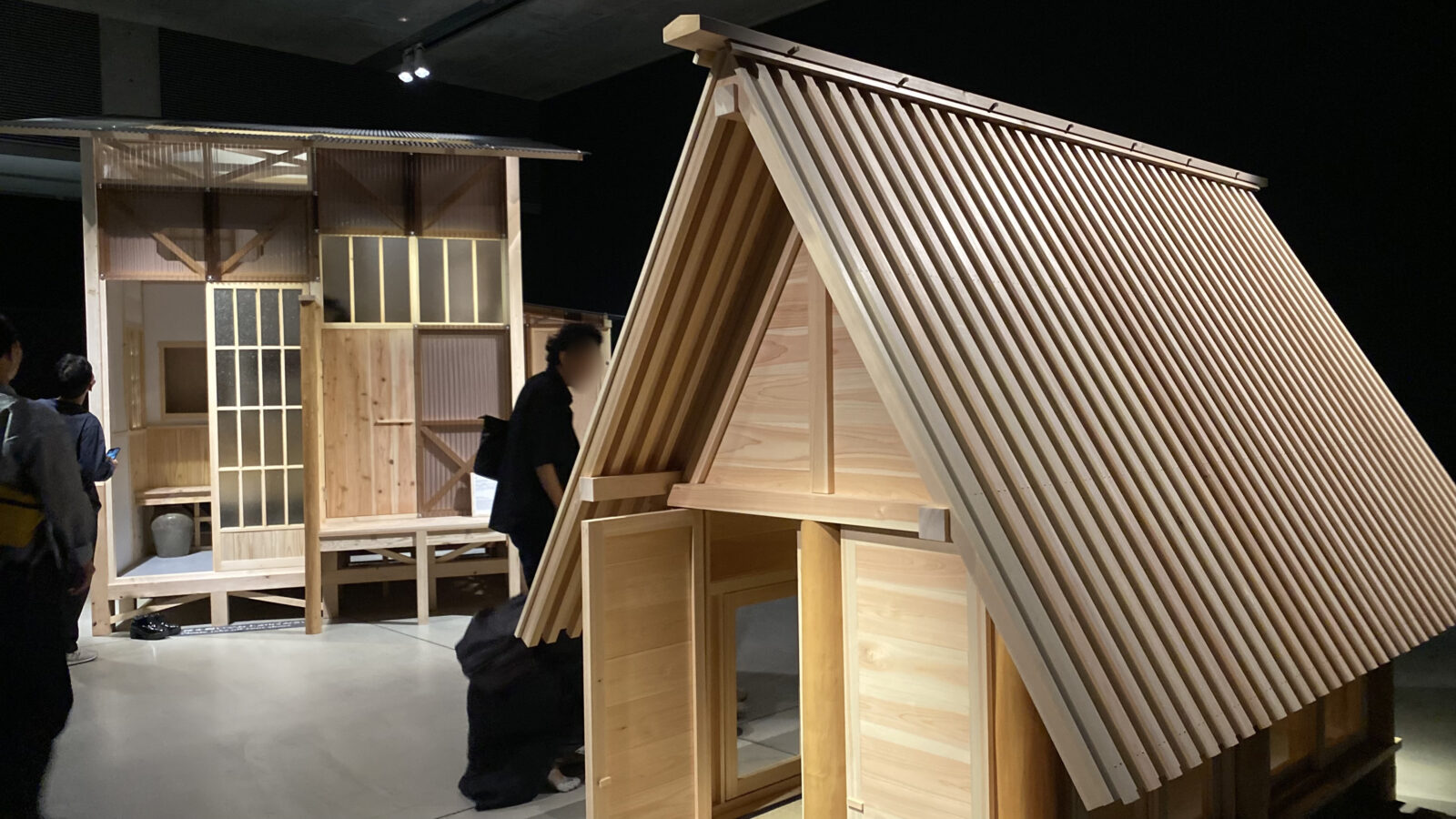 木の格子屋根と小部屋で構成された展示作品