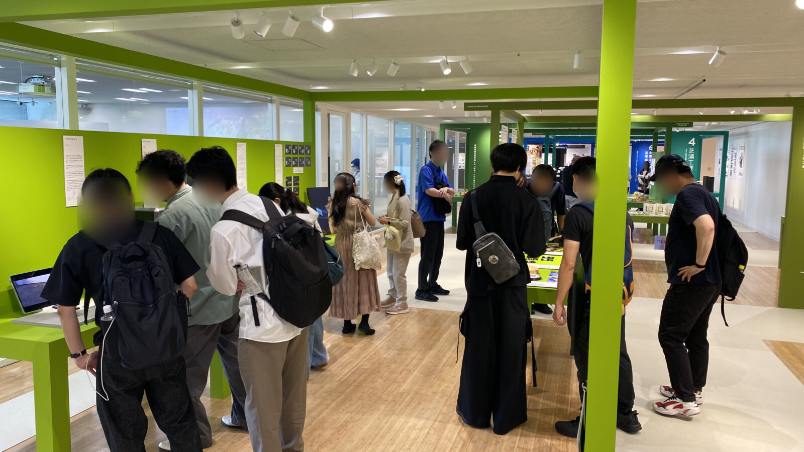 ゼミ展2026の展示ブースに集まる参加者