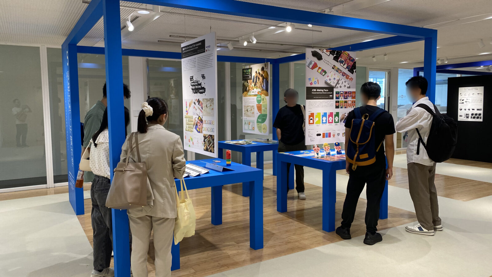 AI x Iconotextの展示を見学する参加者