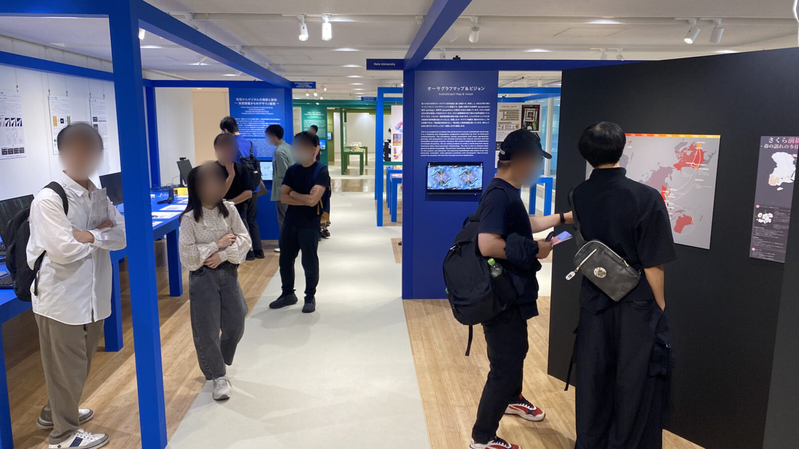 慶應義塾大学のオーサグラフ展示を囲んで見る参加者