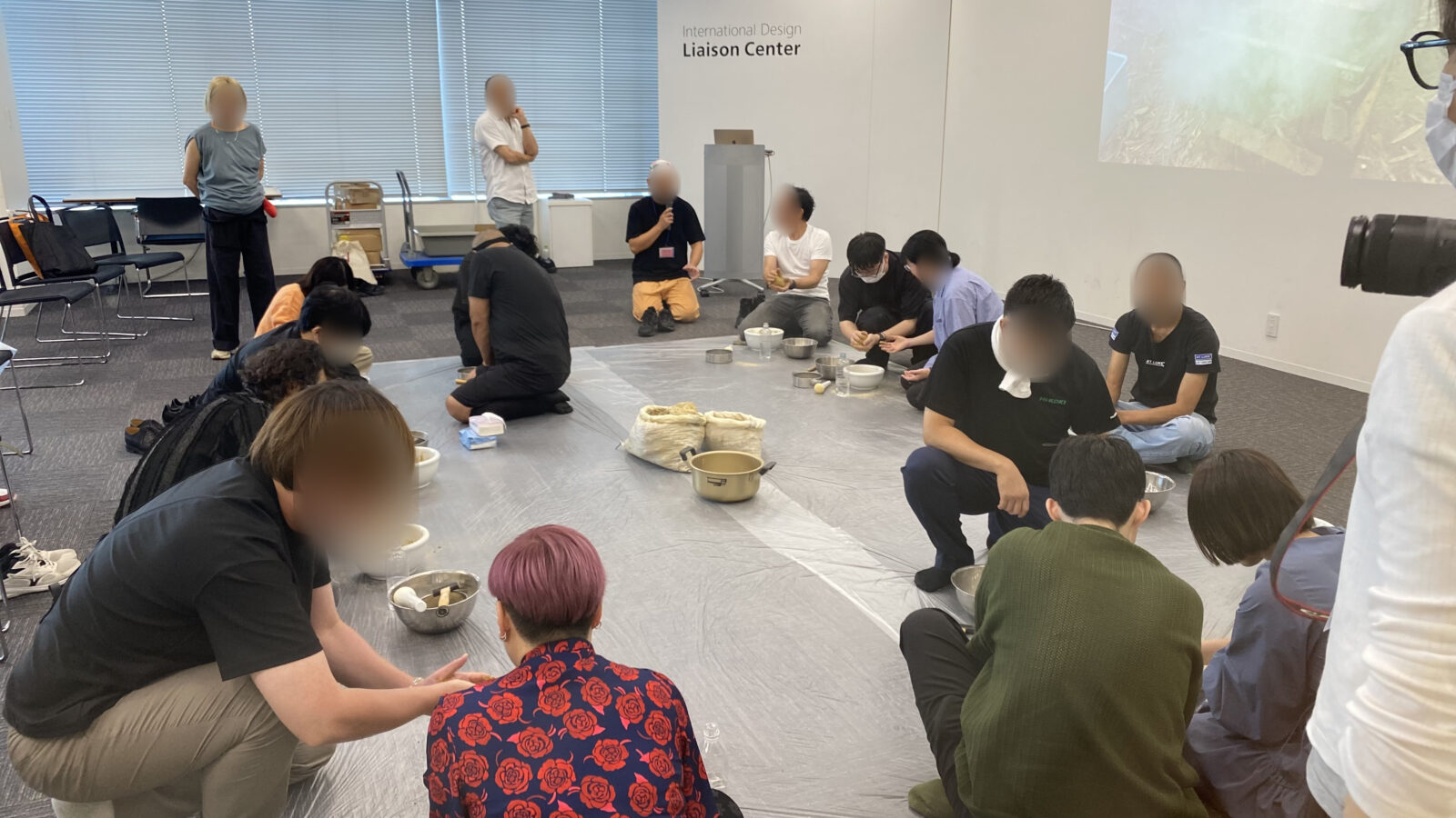 常滑の土に触れる体験に参加する来場者