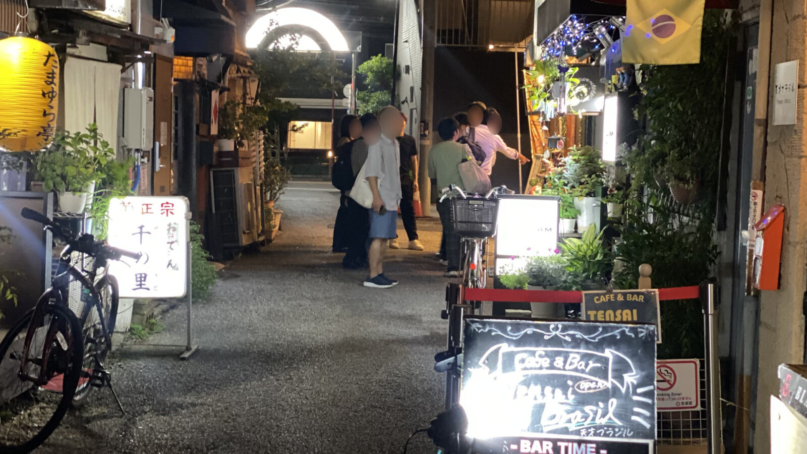 千駄木の路地を歩く参加者たち