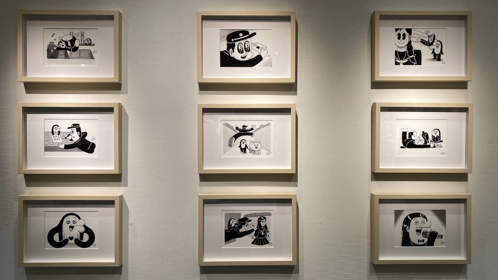 イルカのイルカくんが登場する額装作品の展示