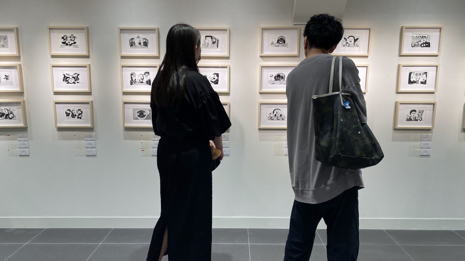 AC部「明日があるっキュー」展示を鑑賞する来場者