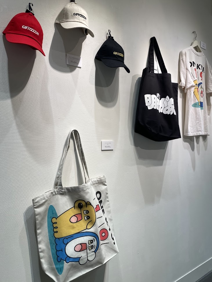 AC部展覧会2026「明日があるっキュー」の帽子やバッグなどのグッズ