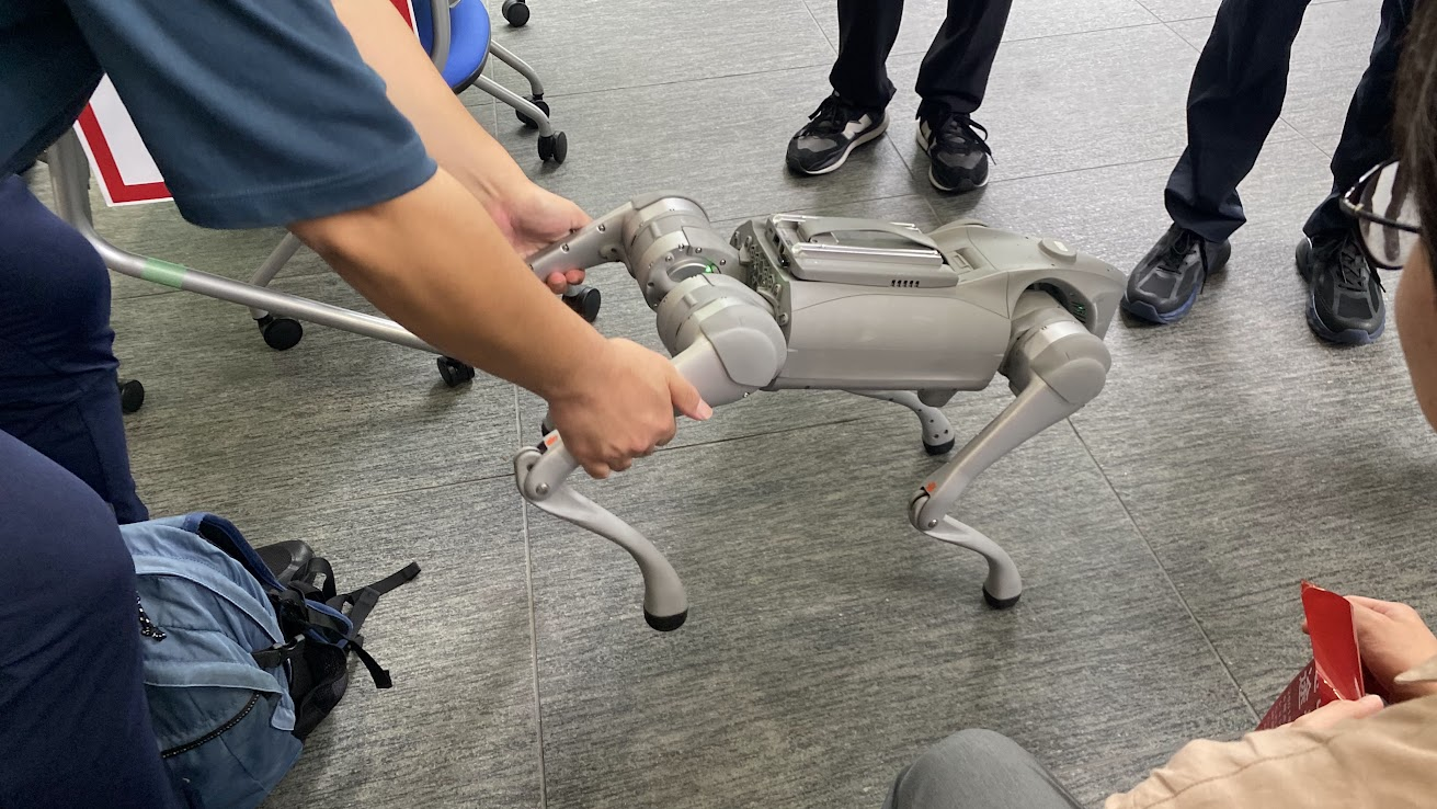 四足歩行ロボットの実演展示