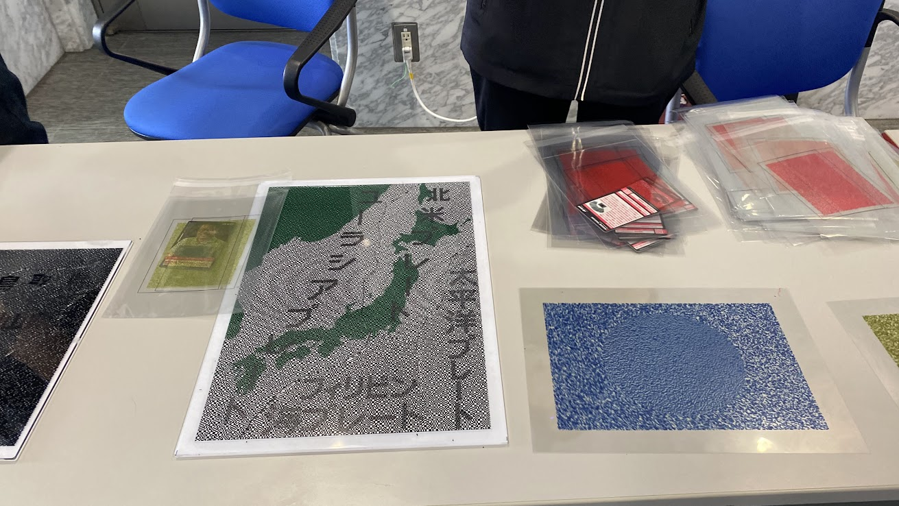 秘密分散を体験する透明フィルムの展示