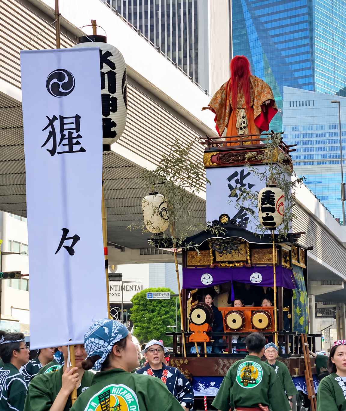 2024年9月15日の赤坂氷川祭神幸祭でビル街を巡行する氷川山車「猩々」
