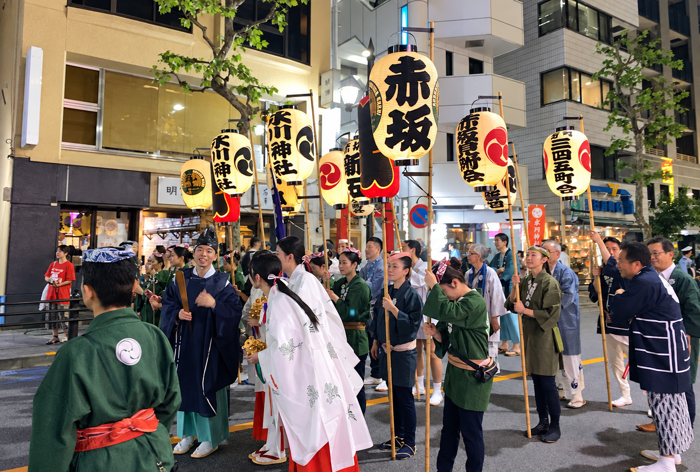2025年9月19日の赤坂氷川祭宵宮巡行で提灯を掲げて進む神社隊列