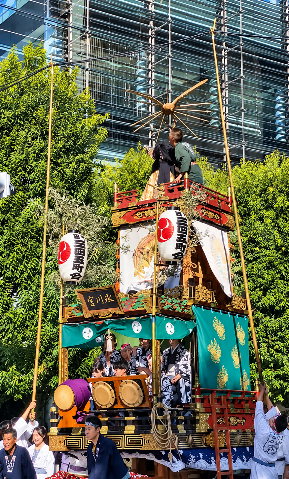 2024年9月15日の赤坂氷川祭神幸祭で電線を棒で持ち上げながら通過する江戸型山車