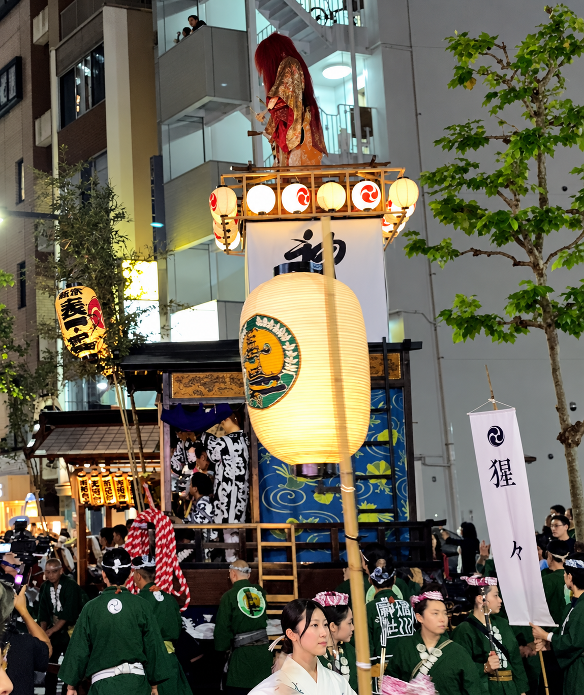 2025年9月19日の赤坂氷川祭宵宮巡行で進む氷川山車「猩々」