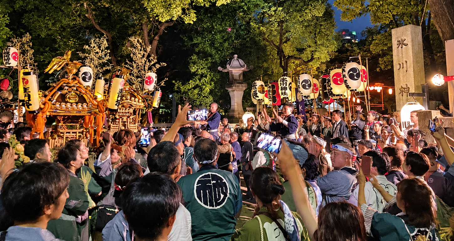 2024年9月13日の赤坂氷川祭宵宮巡行の締めで赤坂氷川神社に集まる神輿と参列者