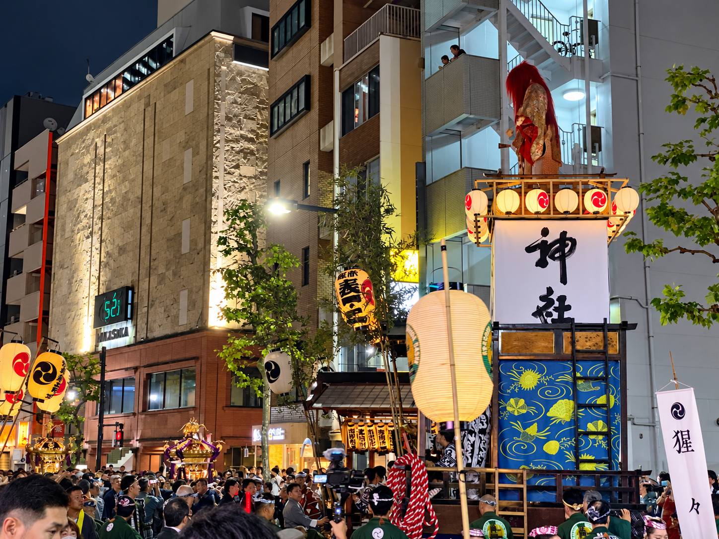 2025年9月19日の赤坂氷川祭宵宮巡行で氷川山車「猩々」と神輿が進む様子