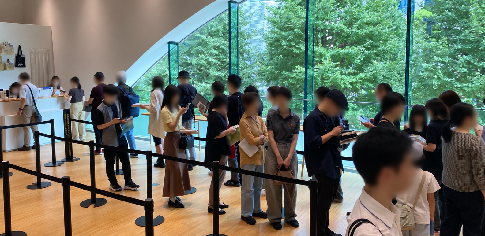 SOMPO美術館ミュージアムショップの列