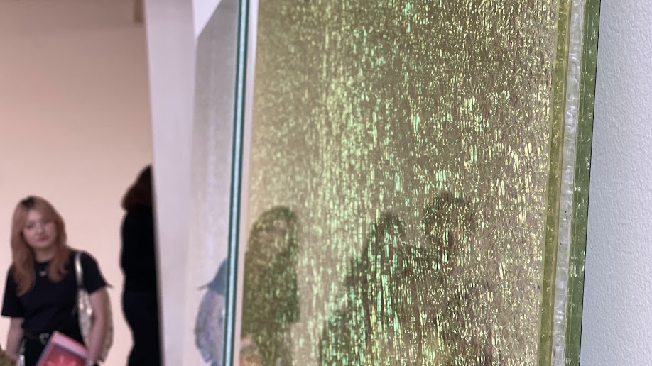 アン・ヴェロニカ・ヤンセン《Magic Mirrors (Pink and Green)》の三層ガラスと細かな亀裂の接写