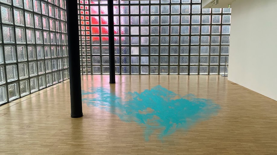 アン・ヴェロニカ・ヤンセン《Untitled (blue glitter)》と銀座メゾンエルメスのガラスブロック壁