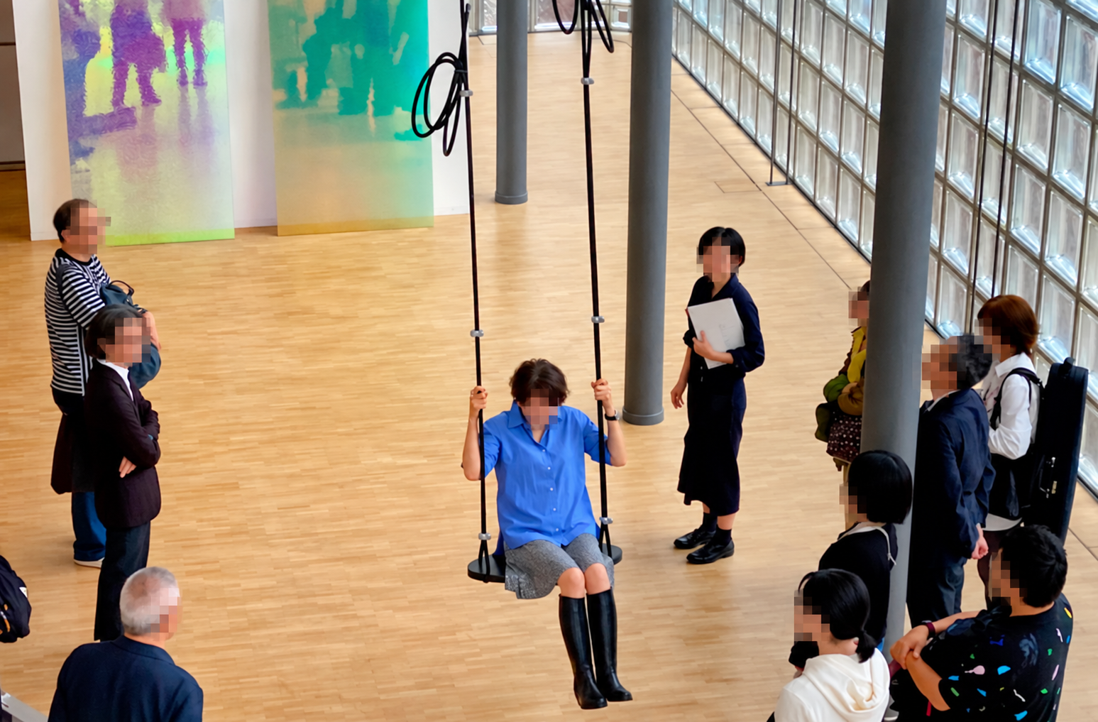 アン・ヴェロニカ・ヤンセン《Swings》を体験するギャラリー・ツアー参加者