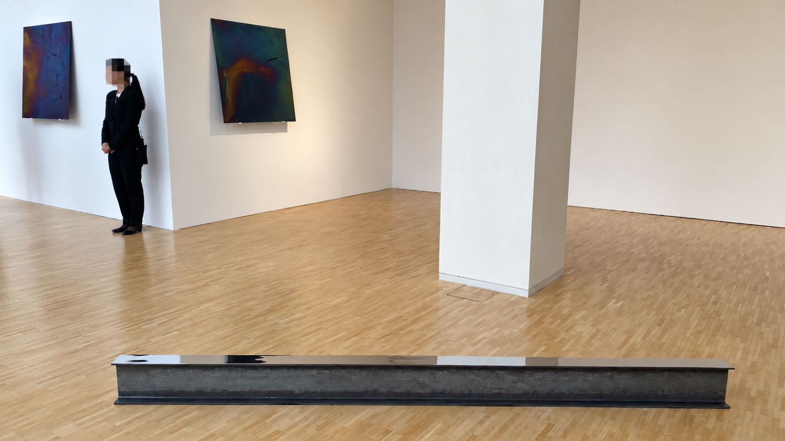 アン・ヴェロニカ・ヤンセン《IPE 250》と展示室の作品を鑑賞する参加者