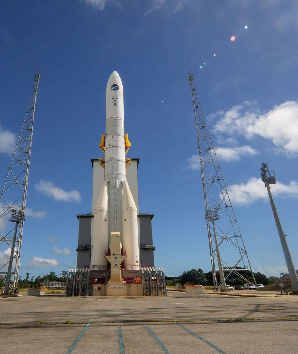 フランス領ギアナの欧州宇宙港に立つアリアン6ロケット