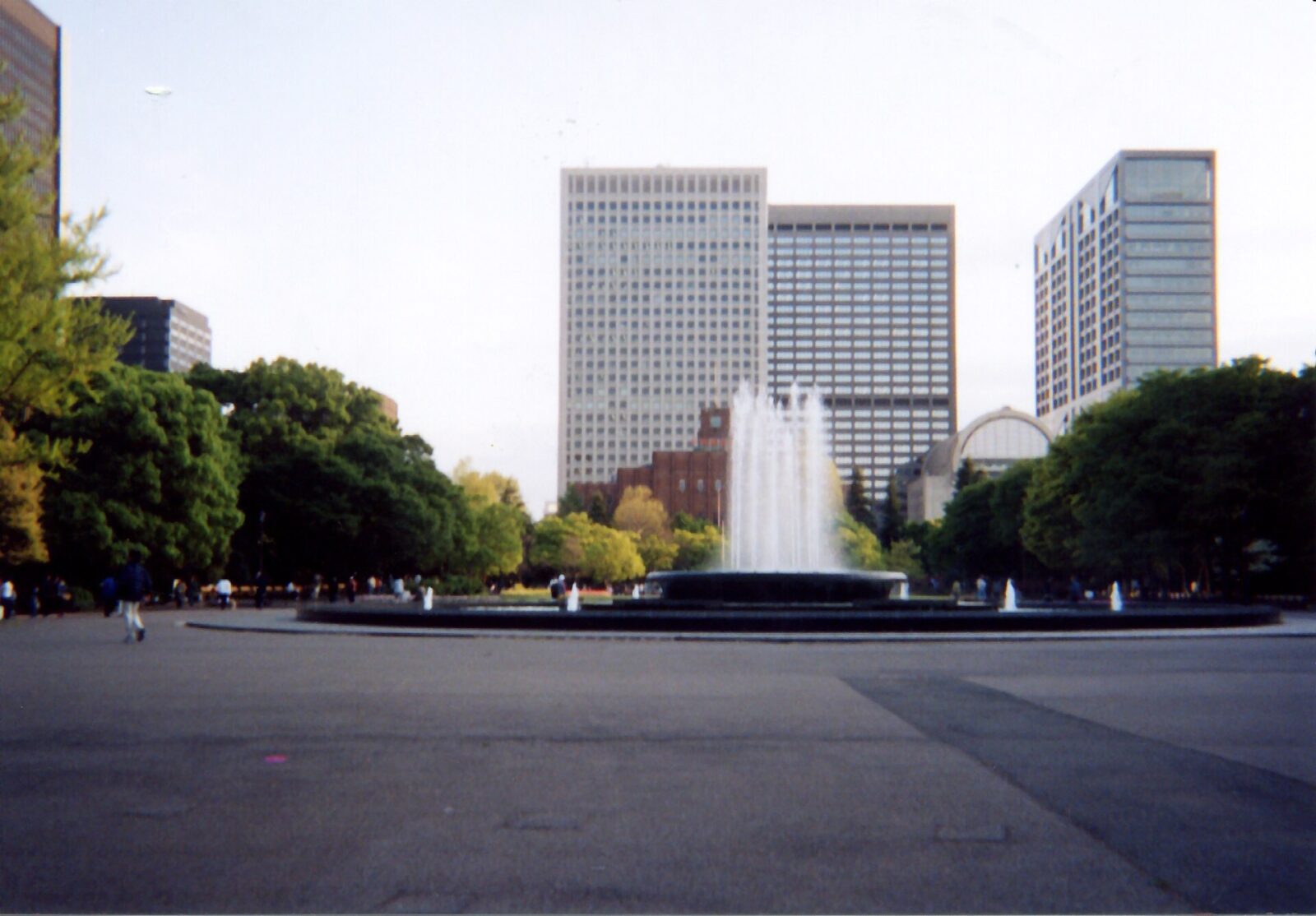 日比谷公園の大噴水と日比谷公会堂