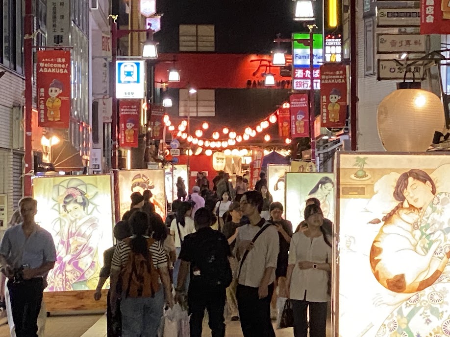夜の浅草に並ぶ絵どうろう