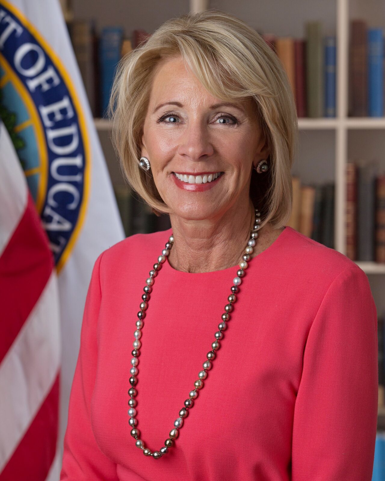第1次トランプ政権のベッツィ・デボス教育長官公式肖像