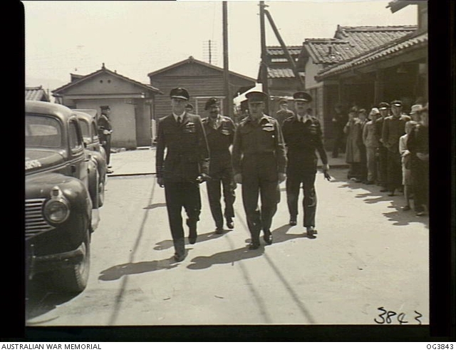 1946年に防府飛行場を視察する英連邦占領軍司令官一行