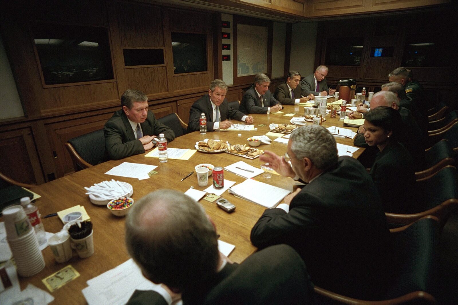 2001年9月11日夜に国家安全保障会議を開くジョージ・W・ブッシュ大統領と政権中枢