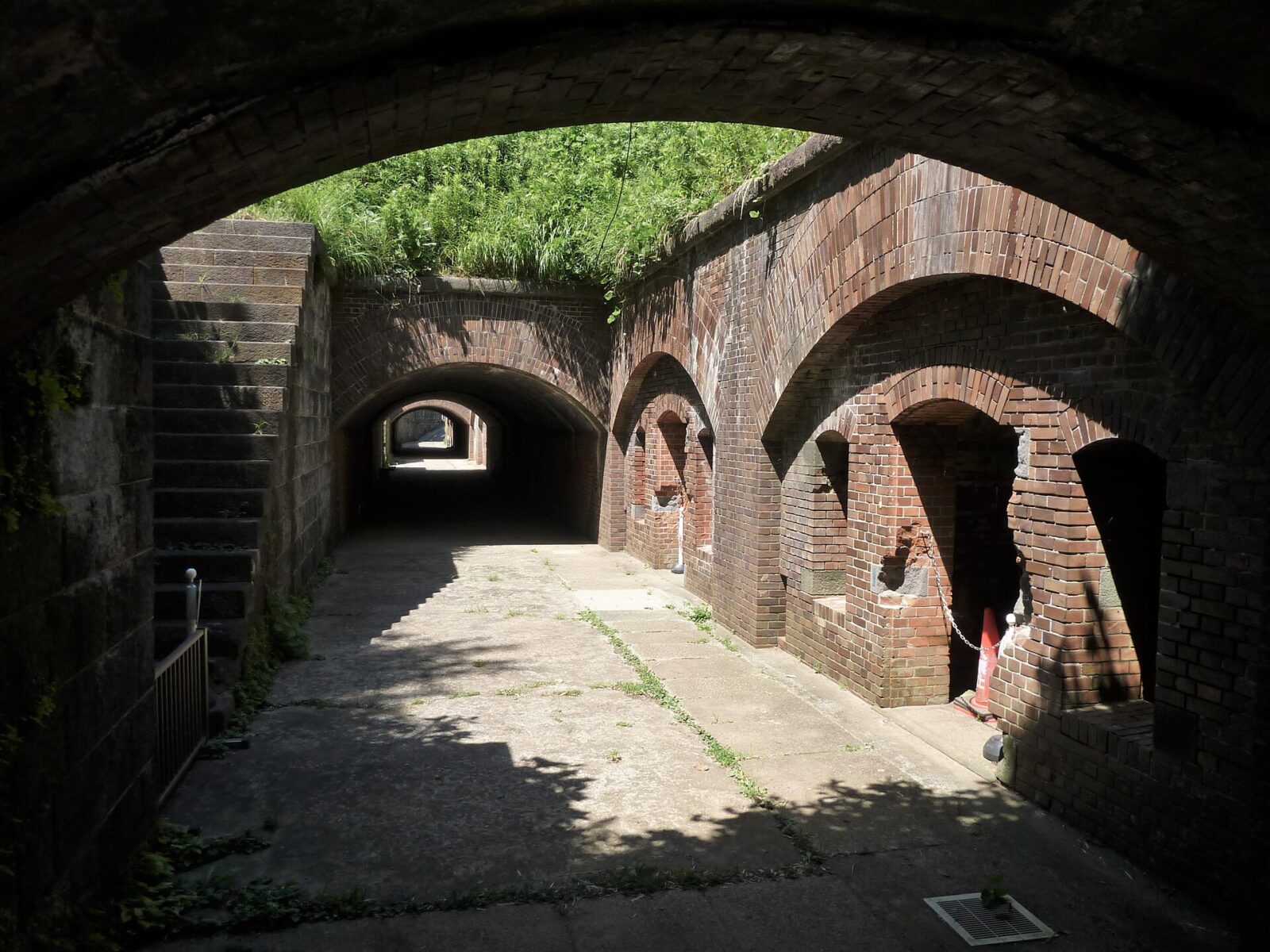 千代ヶ崎砲台跡の塁道と棲息掩蔽部