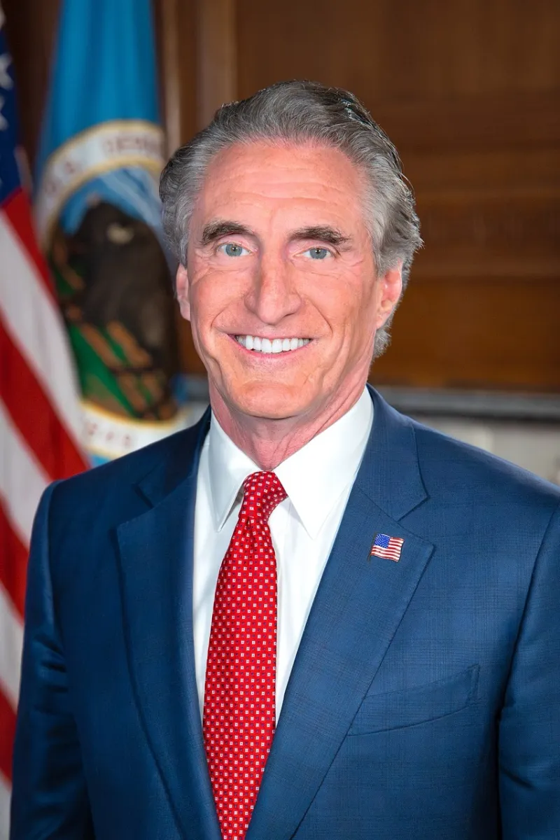 第2次トランプ政権のダグ・バーガム内務長官の公式肖像