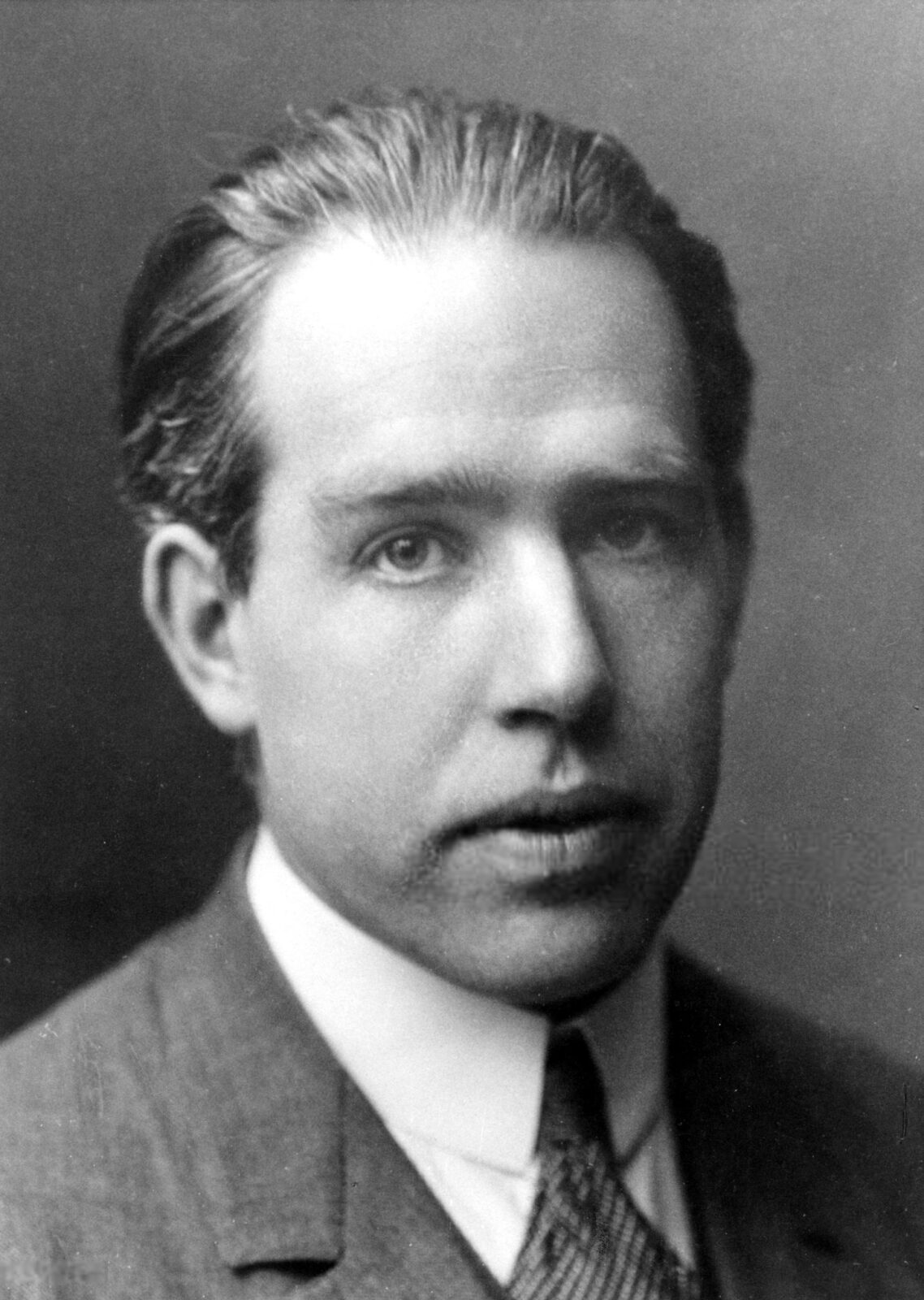 1922年頃のニールス・ボーアの肖像