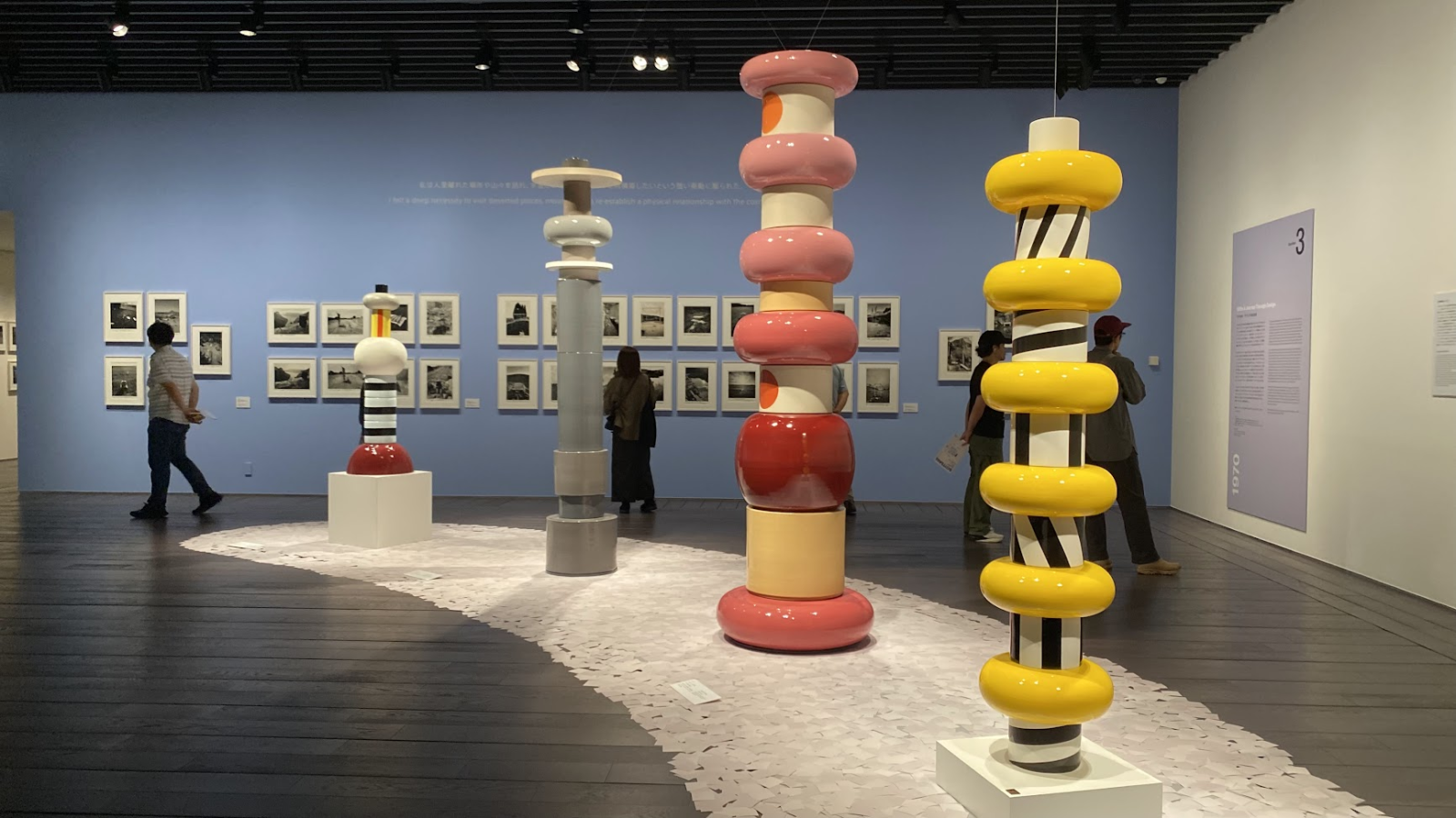 ソットサスの背の高いセラミック作品《トーテム》関連作品が並ぶ展示室