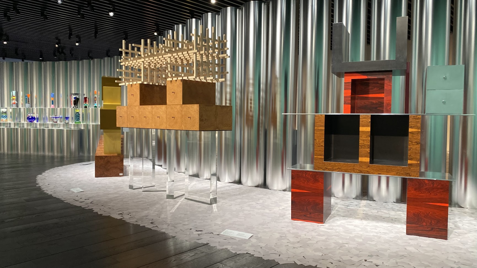 ソットサス晩年の大型キャビネット作品が並ぶ展示室