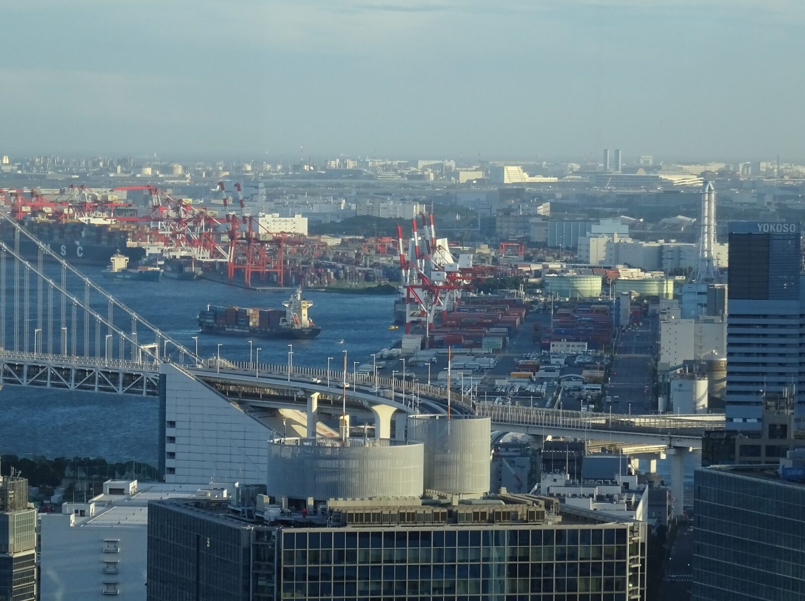 東京港の大井コンテナターミナルとコンテナ群