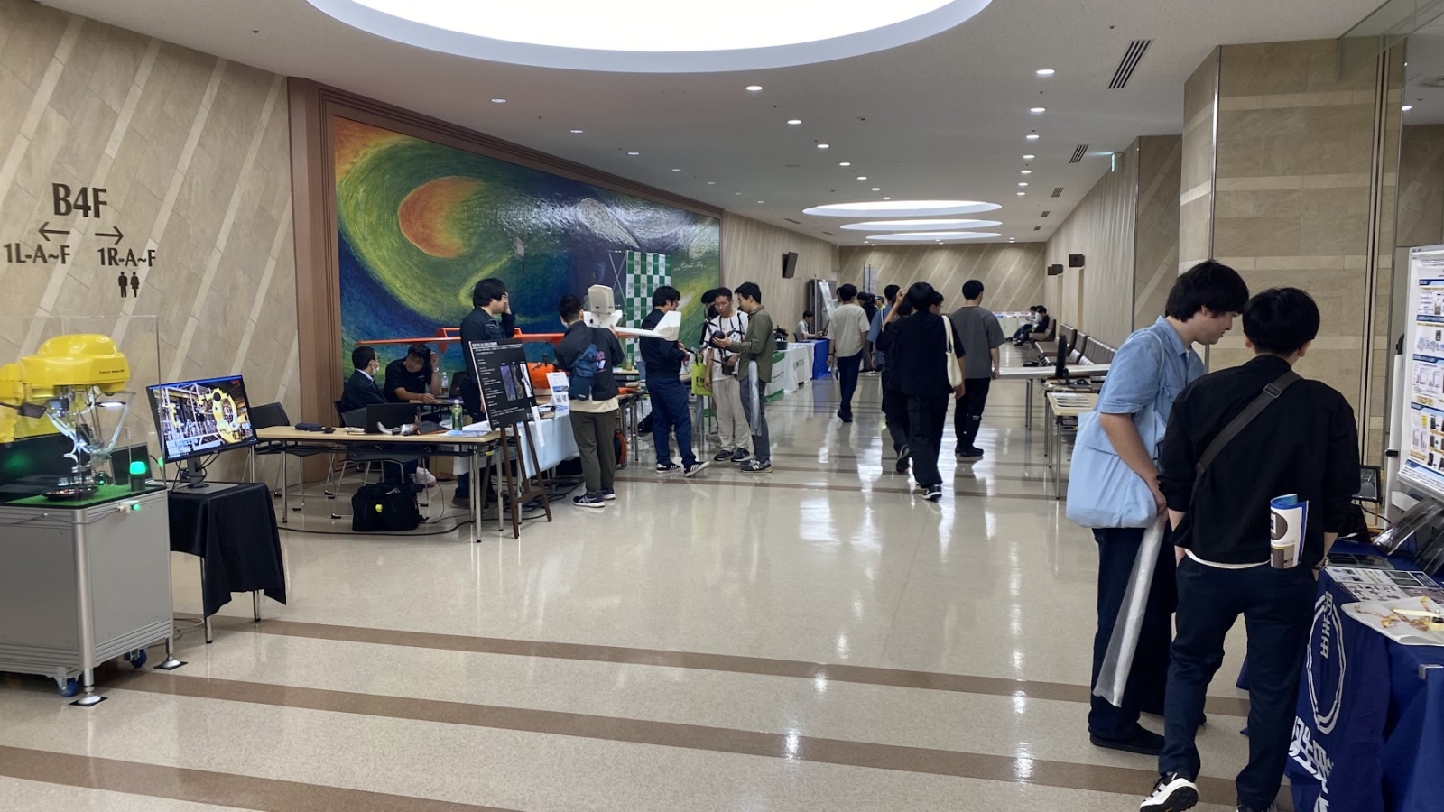 日本工学院アリーナB4Fの企業展示ブース
