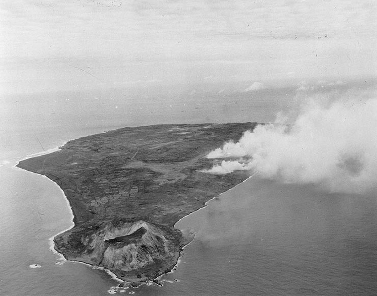 1945年2月17日の上陸前砲爆撃を受ける硫黄島と摺鉢山
