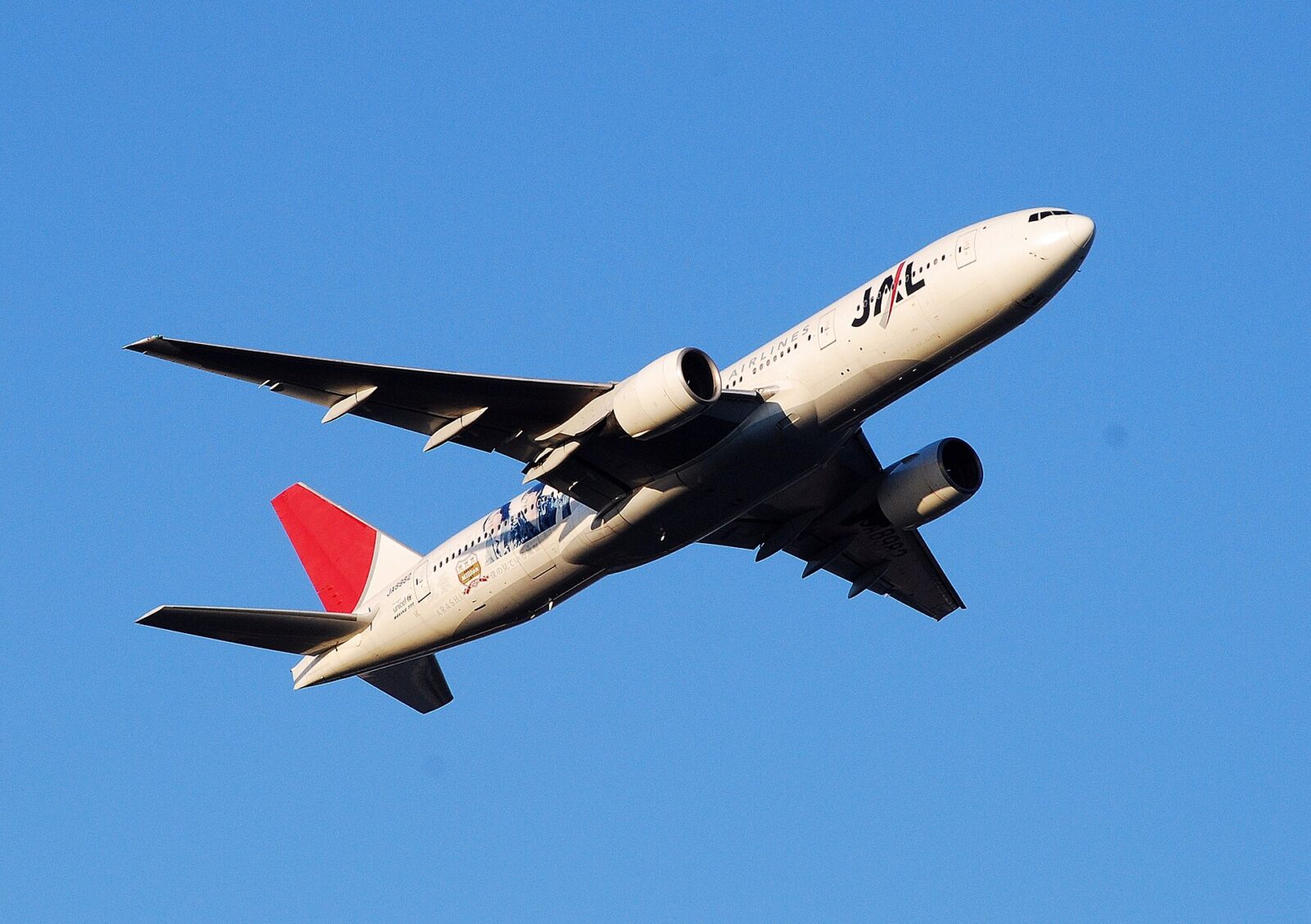 2010年12月に羽田空港を離陸する日本航空のB777-200