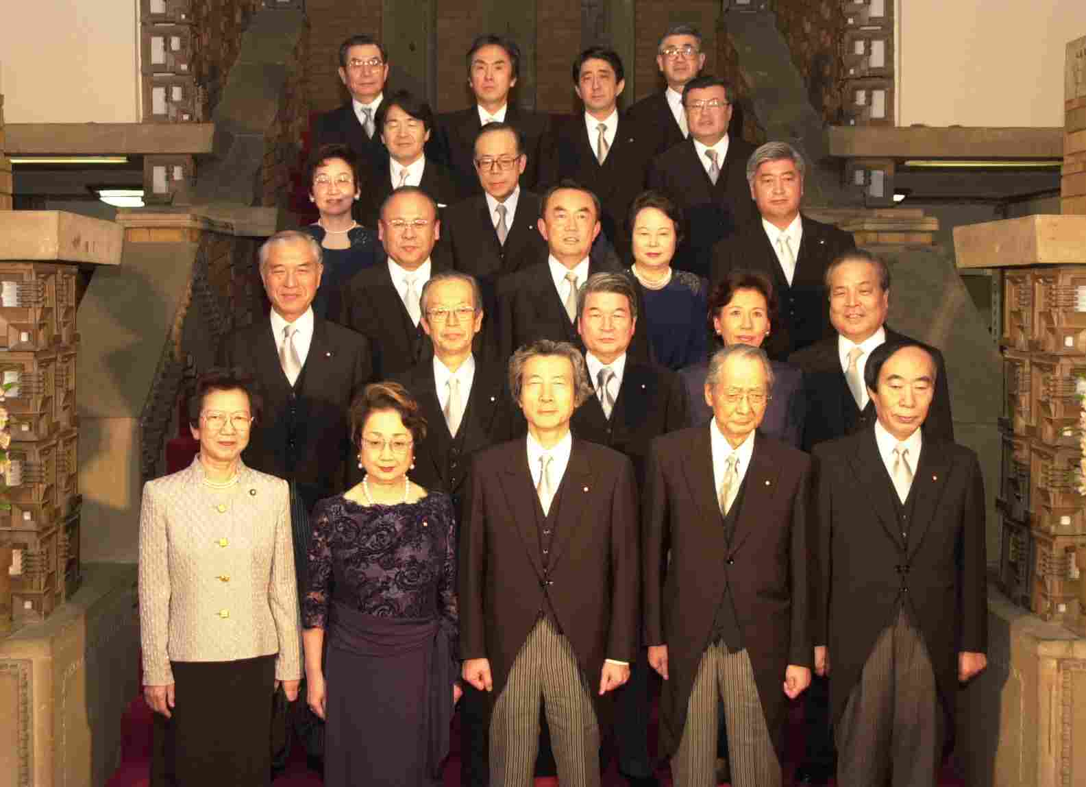 2001年4月26日に撮影された第1次小泉内閣の閣僚記念写真