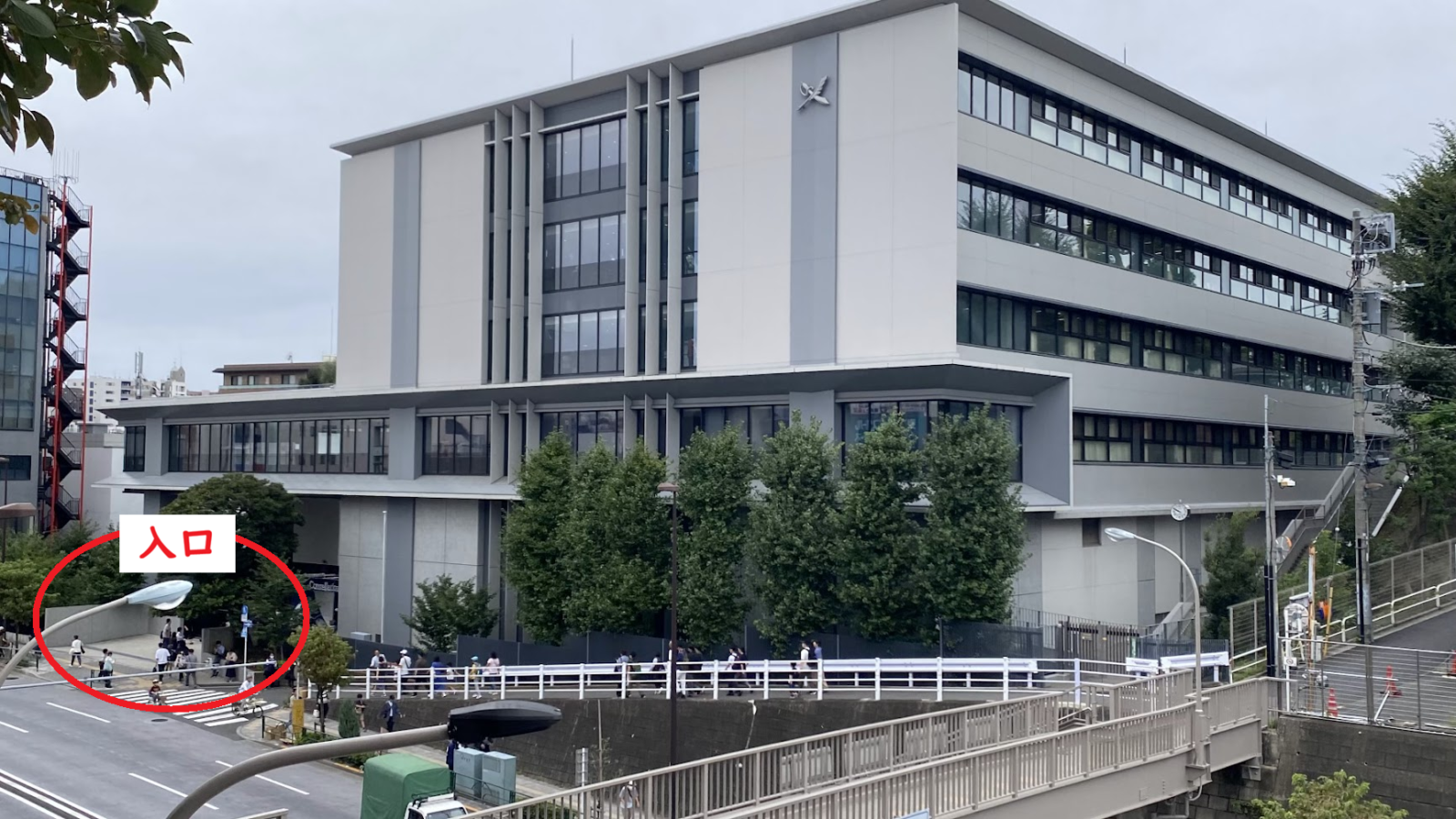 西日暮里駅側から見た開成学園の校舎と文化祭入口