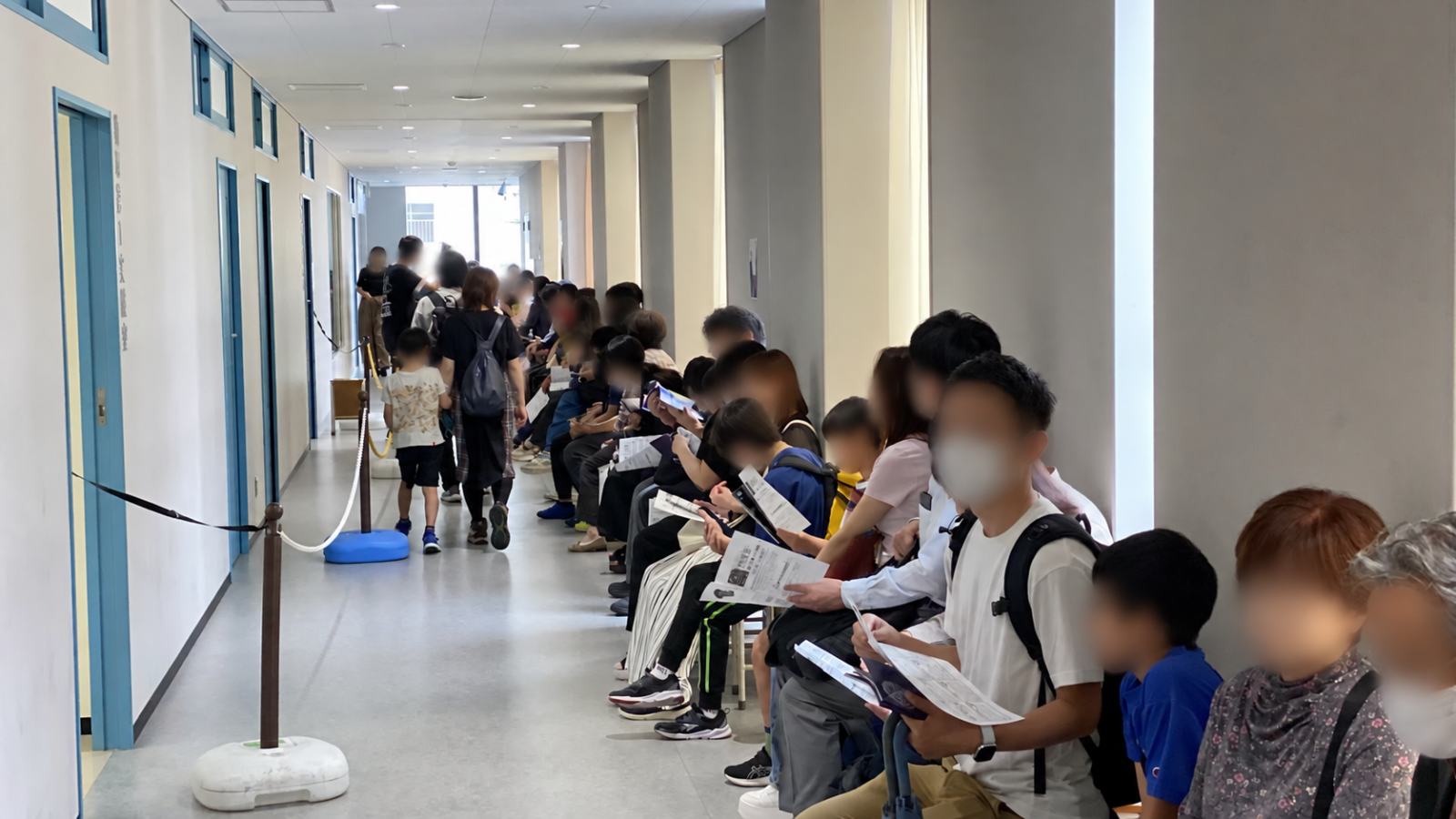 開成祭A会場の列に並ぶ来場者の様子