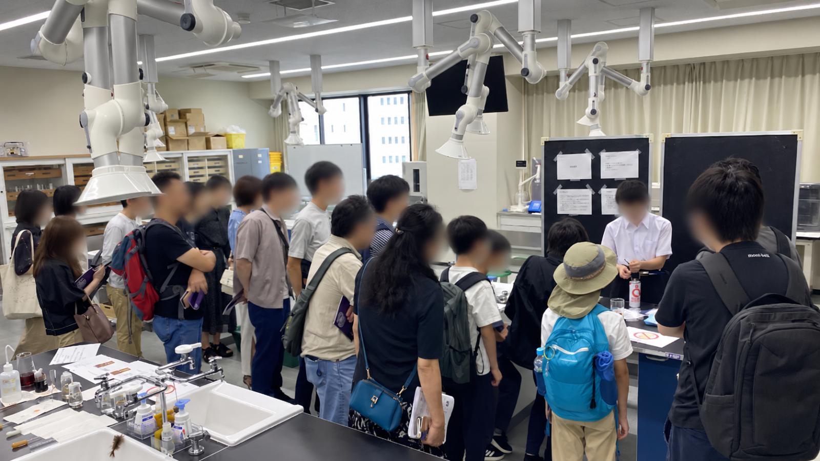 開成祭の化学実験を見学する来場者