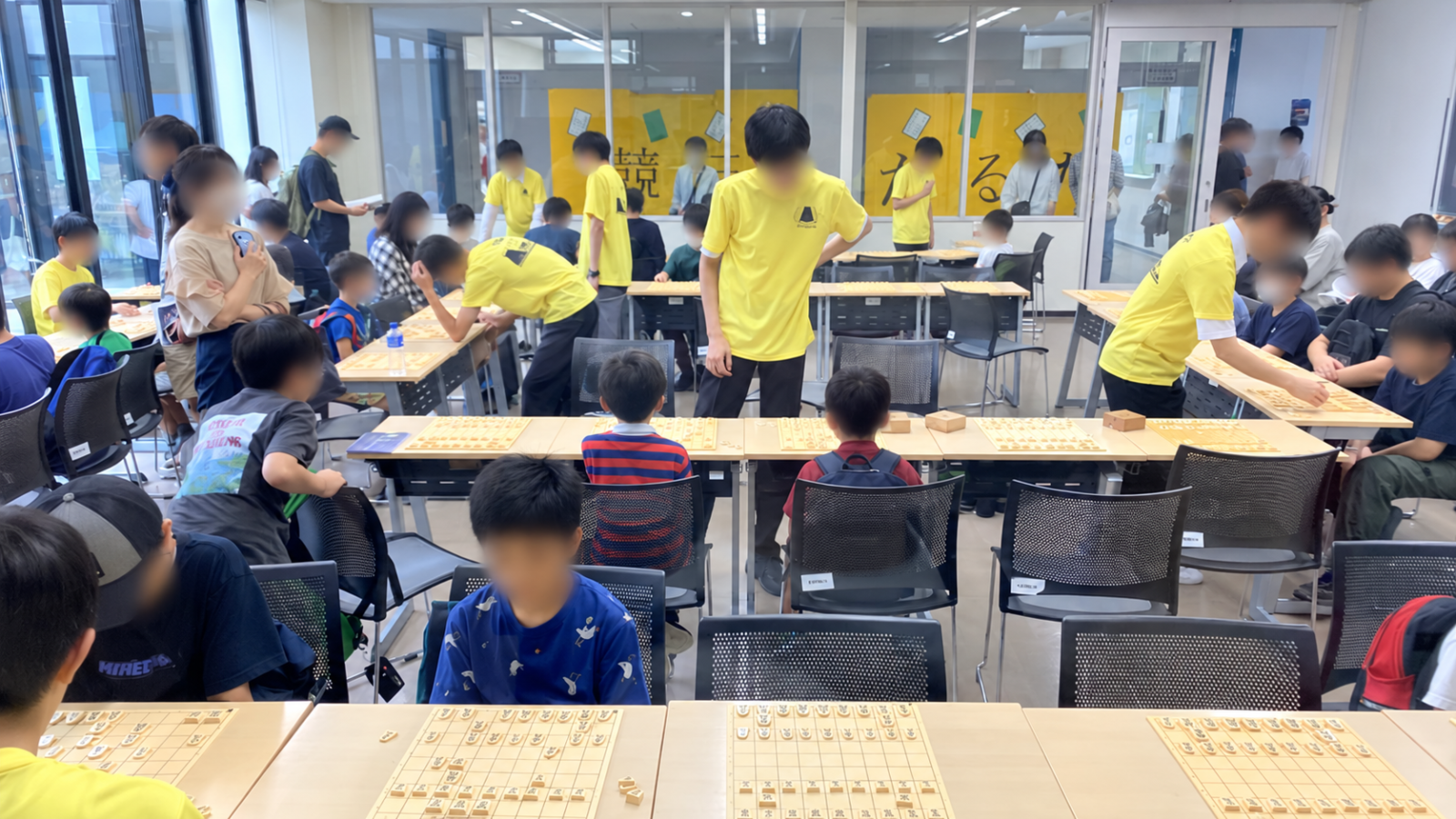 開成祭の将棋企画で対局する来場者と生徒