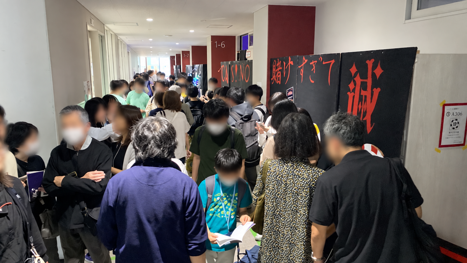開成祭A会場の混雑した廊下