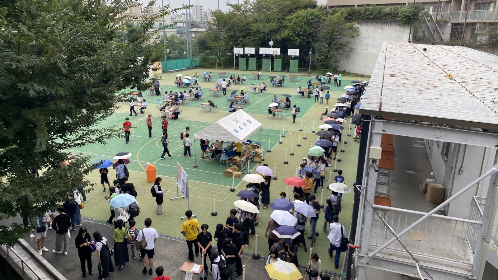 開成祭の屋外スペースと来場者の様子