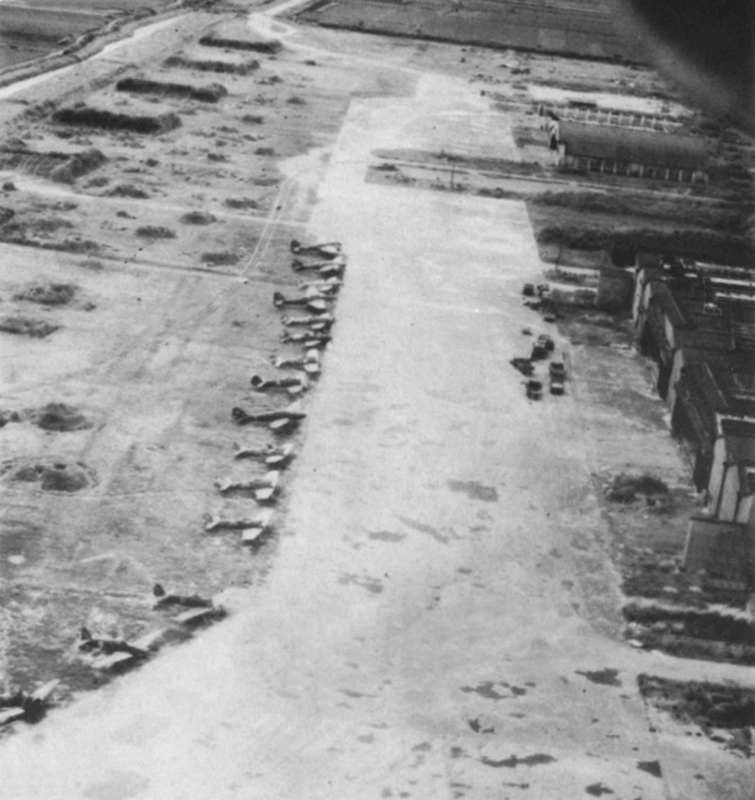 1945年8月30日の横須賀海軍航空基地に残された日本軍機の航空写真