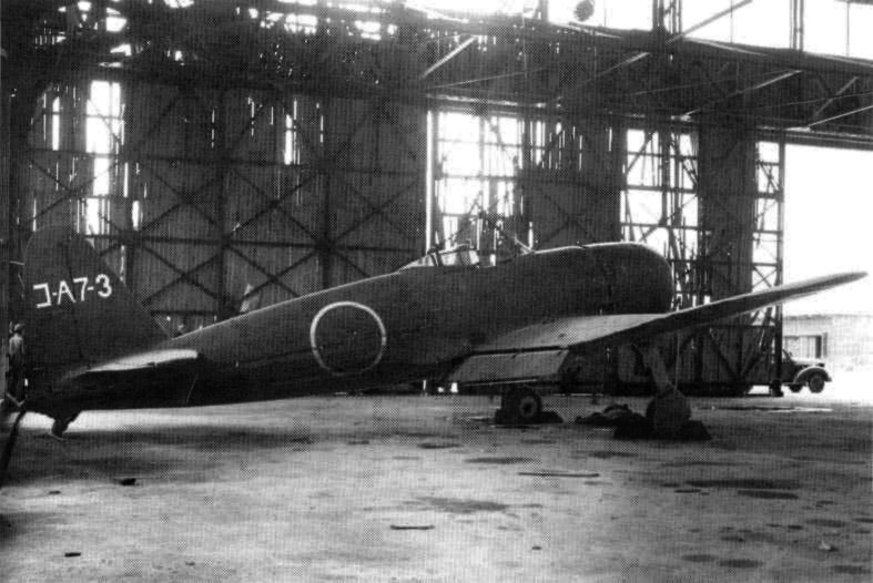 終戦後の横須賀海軍航空技術廠格納庫に残された試作戦闘機・烈風