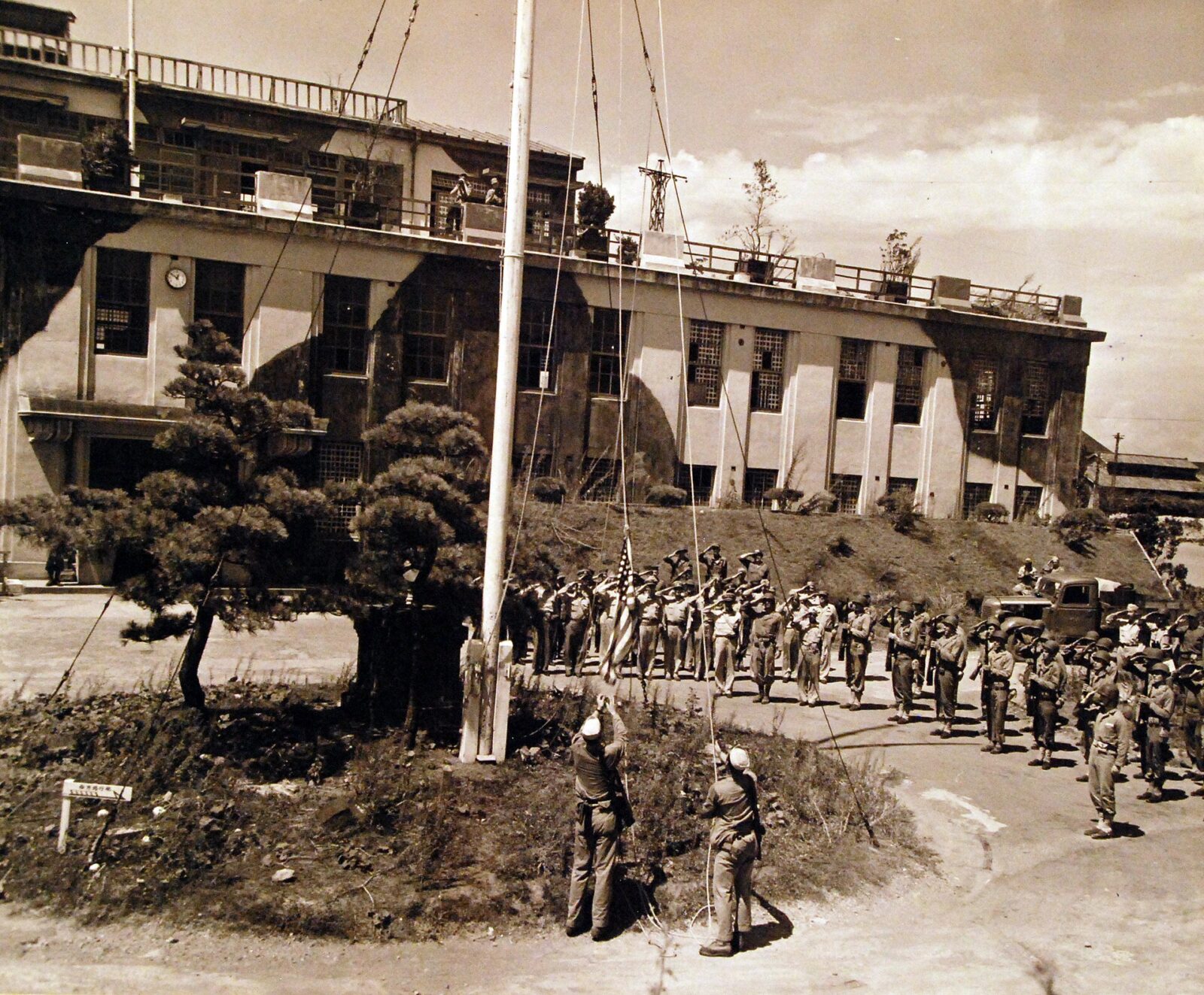 1945年8月30日に米軍が横須賀海軍基地を接収した際の星条旗掲揚